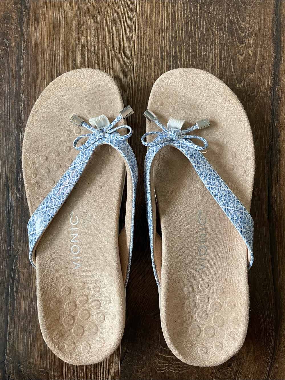 Like new, Vionic Bella sandals in blue and white tile